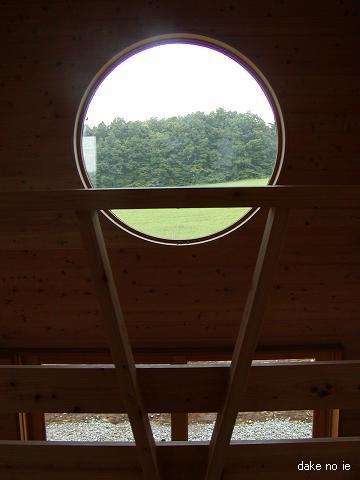 内観　直径1.5ｍの大きな円窓